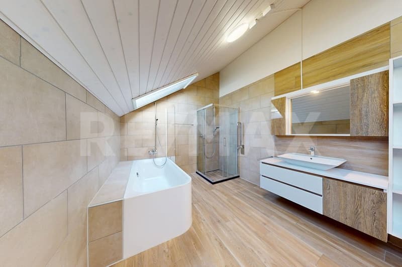 Living with a wide view: 3.5-room attic apartment in Golaten (Kallnach) (5)