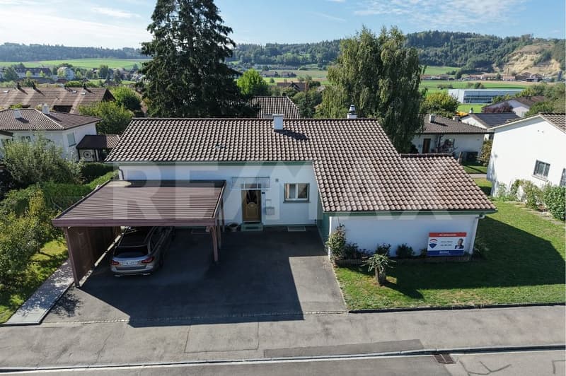 Freistehendes 6.5 Zimmer-Einfamilienhaus mit Charme in Schüpfen (2)