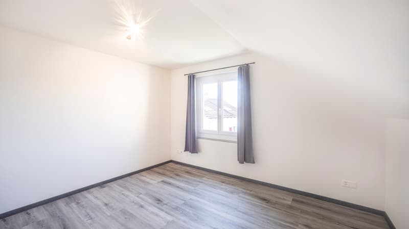 empty room, white walls, wooden floor, window with curtains