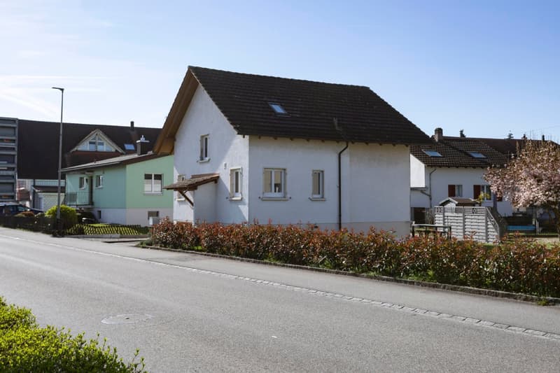 Charmantes Einfamilienhaus mit grossem Garten in Subingen (1)