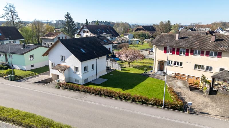 Charmantes Einfamilienhaus mit grossem Garten in Subingen (2)