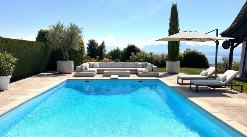 Exceptional and unobstructed view of the lake! (1)