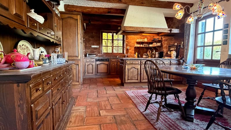 Exceptional and unobstructed view of the lake! (10)