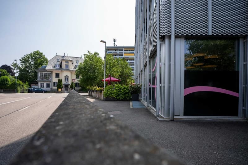 Office and practice spaces with 30 parking spaces (15)