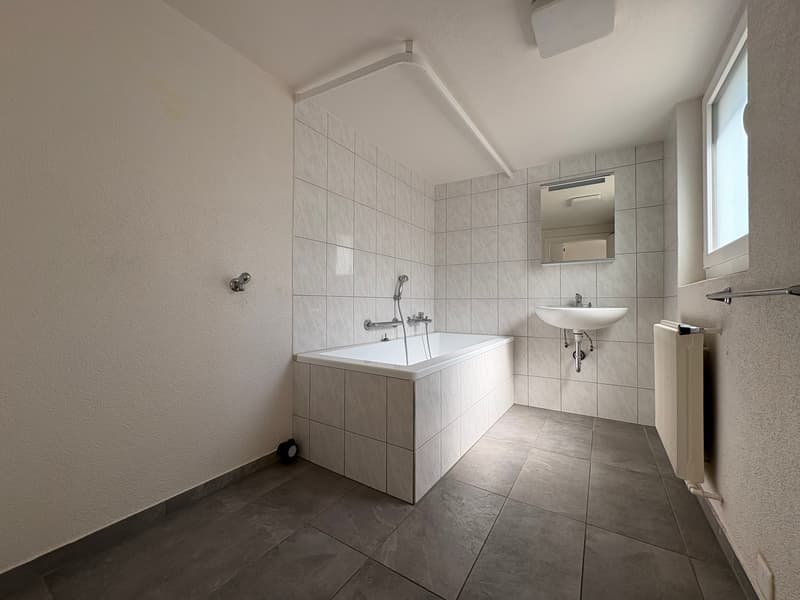 Appartamento ristrutturato di 4,5 locali al piano terra con cucina grande e bagno (15)
