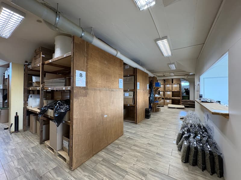 Commercial space - usable as workshop, exhibition, office, storage - near highway (22)