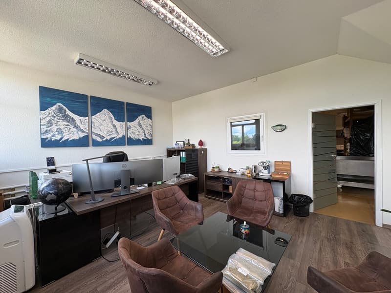 Commercial space - usable as workshop, exhibition, office, storage - near highway (21)