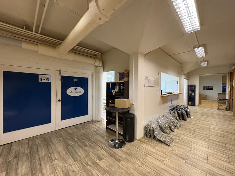 Commercial space - usable as workshop, exhibition, office, storage - near highway (25)