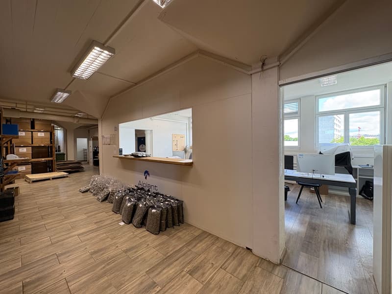 Commercial space - usable as workshop, exhibition, office, storage - near highway (19)