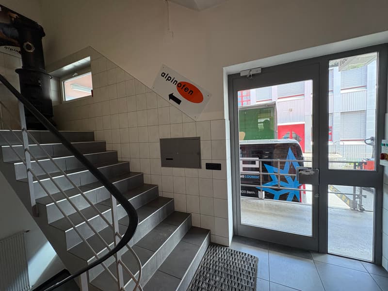Commercial space - usable as workshop, exhibition, office, storage - near highway (26)