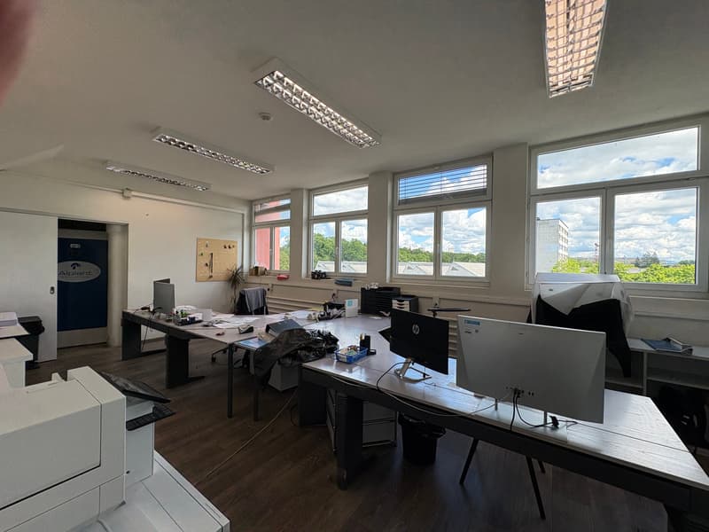 Commercial space - usable as workshop, exhibition, office, storage - near highway (13)