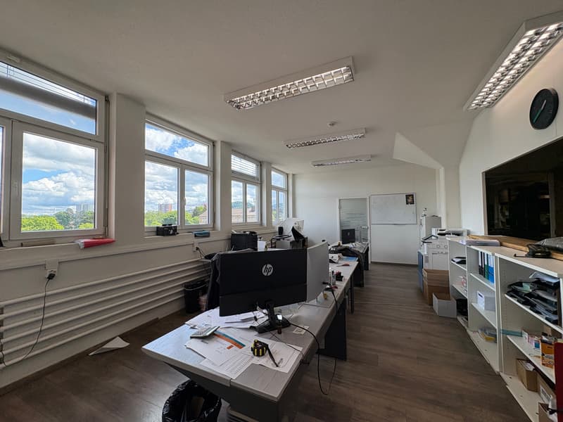 Commercial space - usable as workshop, exhibition, office, storage - near highway (18)