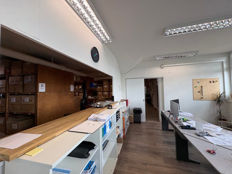 Commercial space - usable as workshop, exhibition, office, storage - near highway (16)