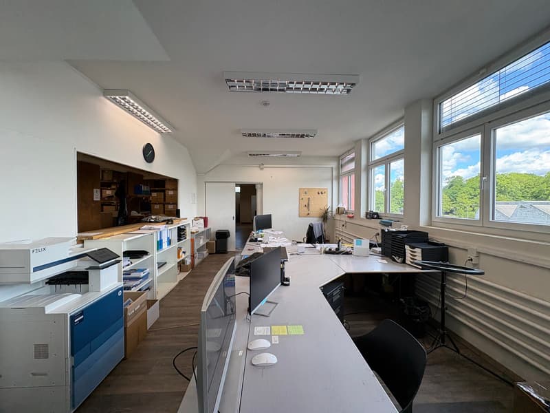 Commercial space - usable as workshop, exhibition, office, storage - near highway (15)