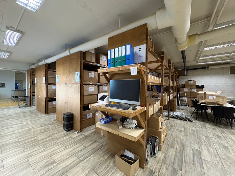 Commercial space - usable as workshop, exhibition, office, storage - near highway (5)