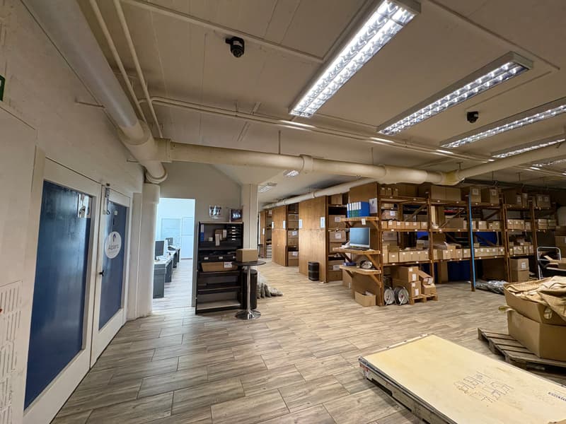 Commercial space - usable as workshop, exhibition, office, storage - near highway (23)