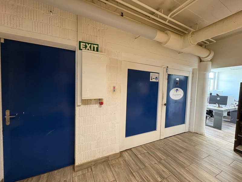 Commercial space - usable as workshop, exhibition, office, storage - near highway (24)