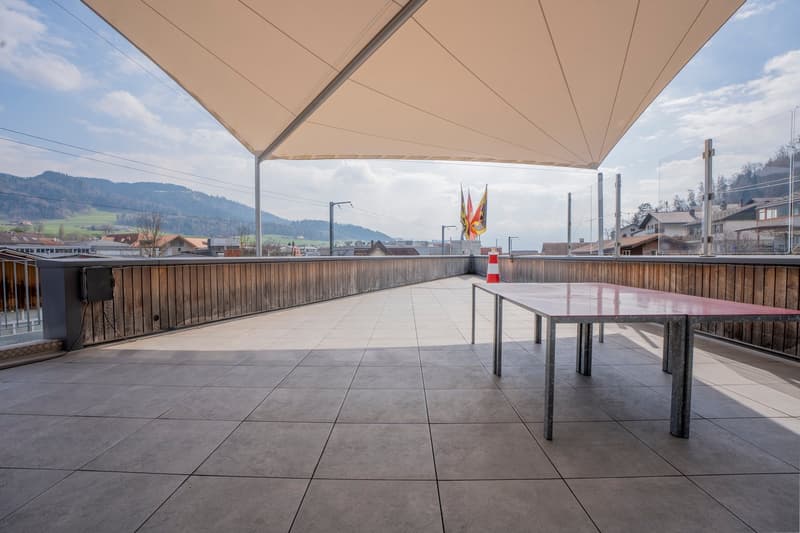 Restaurant mit Galerie und grosser Aussenterrasse (2)
