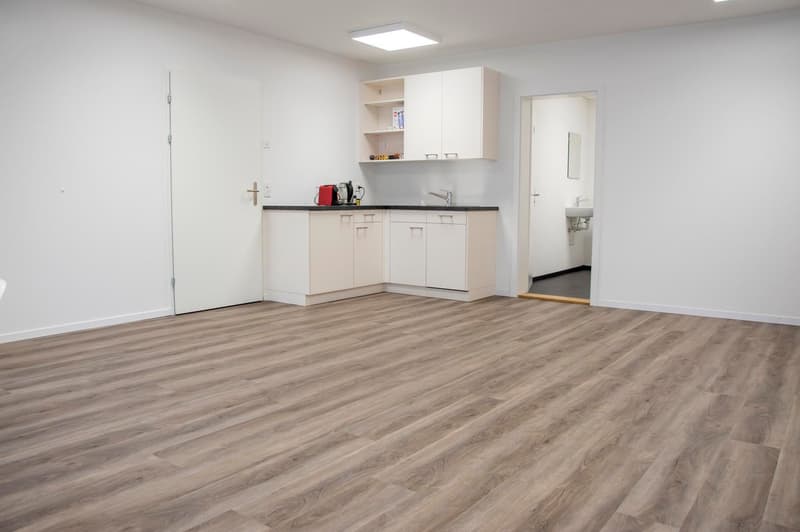 Modern ausgebaute und lichtdurchflutete Büroräume mit Cafeteria (4)