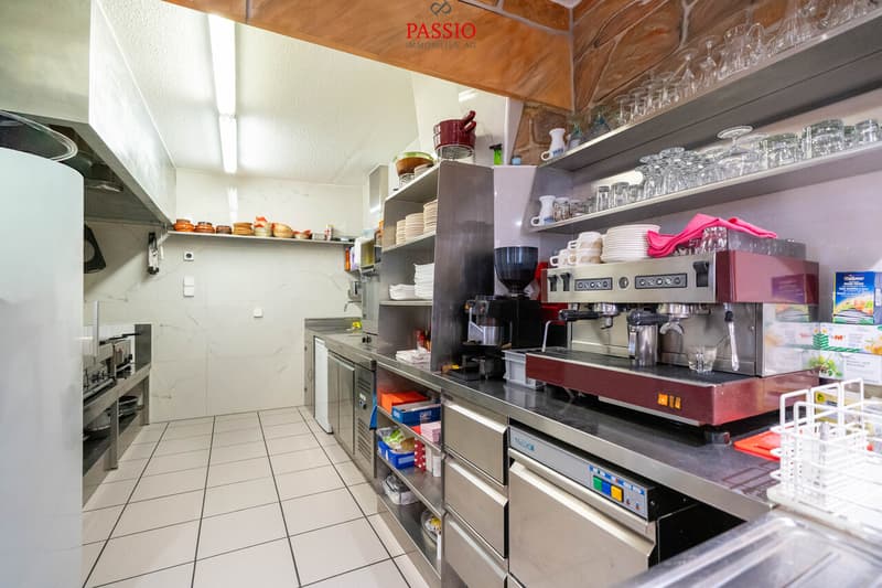 Central 7-room townhouse with restaurant in the heart of Olten (8)