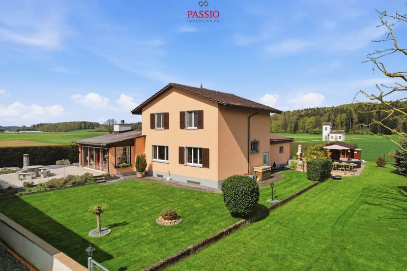 Stylish living with garden idyll and high-quality furnishings (1)