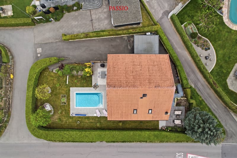 Maison de famille élégante de 6,5 pièces avec piscine et oasis de jardin (2)