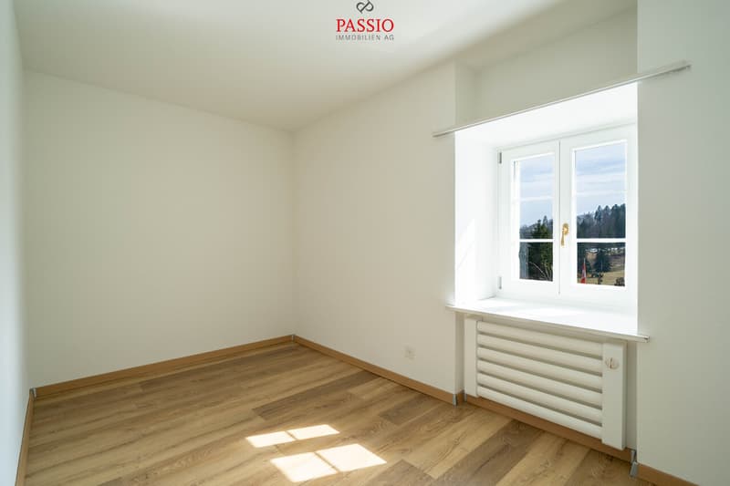 Charming 4.5-room apartment with fireplace and Alpine view (13)
