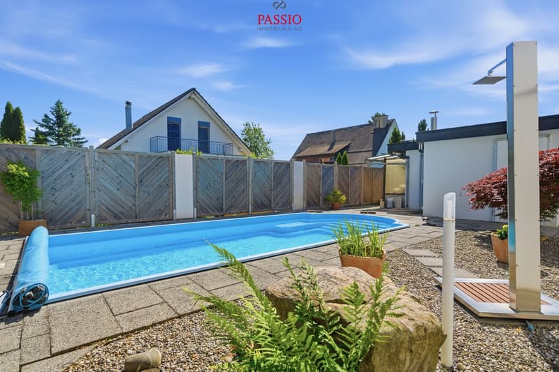 Gefplegtes 4.5-Zimmer Einfamilienhaus mit Pool und Alpenblick (3)