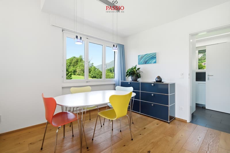 Gefplegtes 4.5-Zimmer Einfamilienhaus mit Pool und Alpenblick (8)