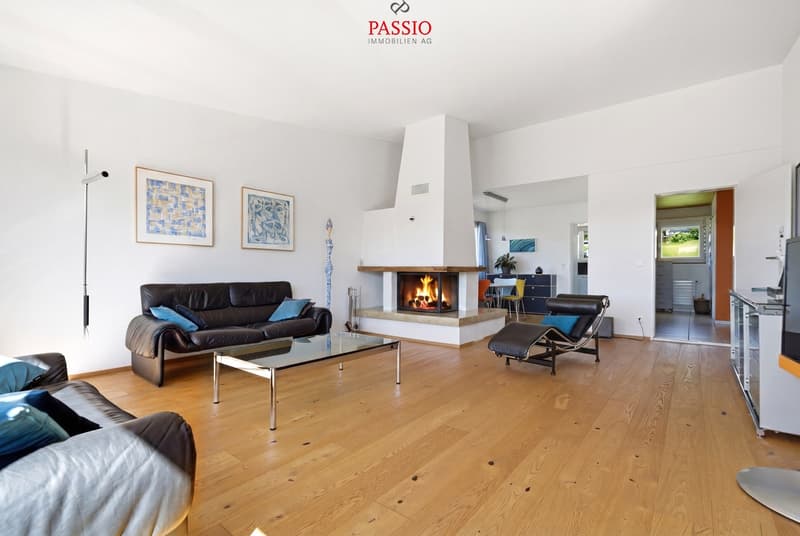 Gefplegtes 4.5-Zimmer Einfamilienhaus mit Pool und Alpenblick (4)