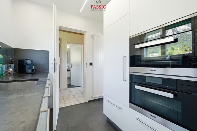 Gefplegtes 4.5-Zimmer Einfamilienhaus mit Pool und Alpenblick (10)