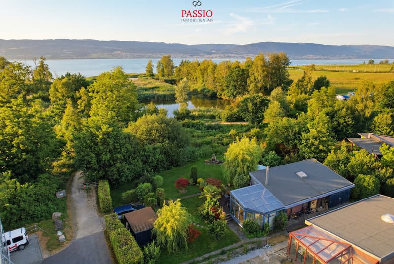 Holiday paradise with private land directly on Lake Neuchâtel (1)