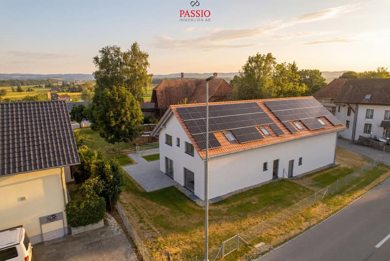 Exklusives 6.5-Zimmer-Doppeleinfamilienhaus mit grosszügigem Garten (2)