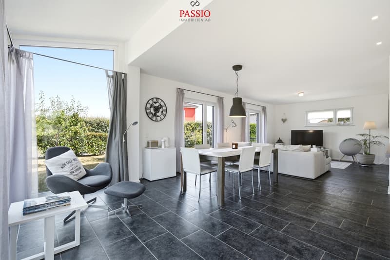 Maison familiale moderne de 5,5 pièces avec jardin de rêve (13)