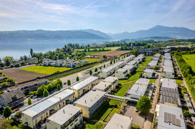 Row house with lake view in a preferred location (13)