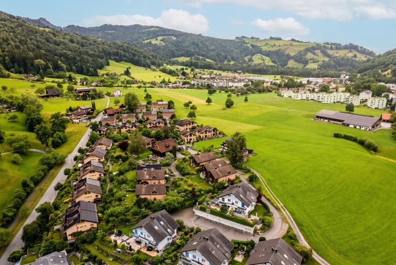Freistehendes Einfamilienhaus mit grossem Garten an ruhiger Wohnlage (2)