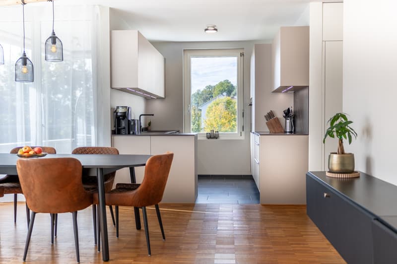 Moderne 4.5-Zimmer-Wohnung mit grosser Dachterrasse und Loggia an zent (5)