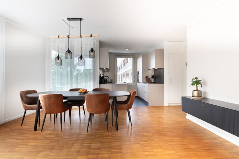 Moderne 4.5-Zimmer-Wohnung mit grosser Dachterrasse und Loggia an zent (3)