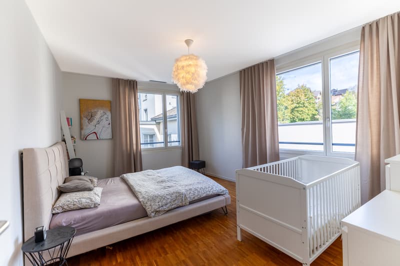 Moderne 4.5-Zimmer-Wohnung mit grosser Dachterrasse und Loggia an zent (9)