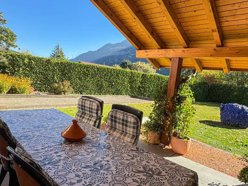 Villa di charme con bel esterno (9)