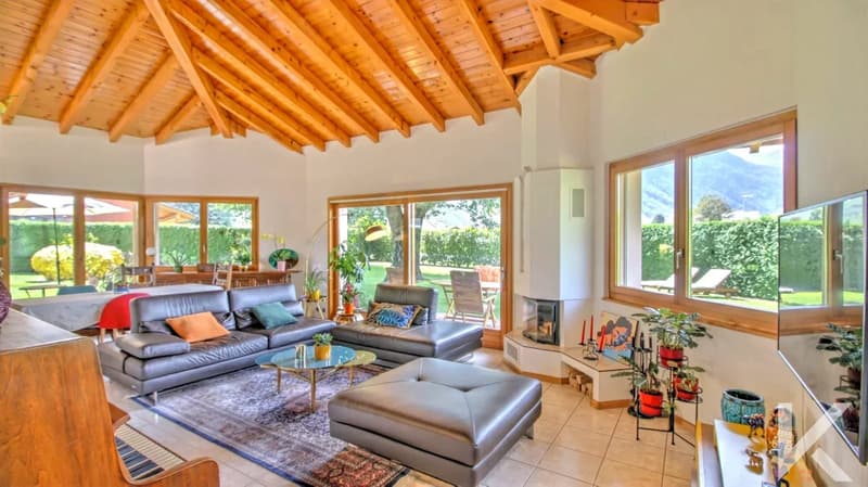 Villa de charme avec bel extérieur (2)