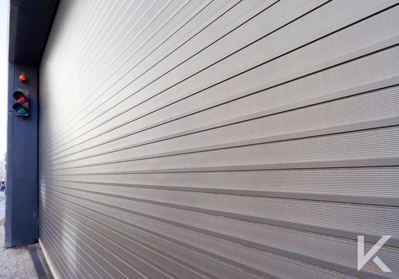 Grande surface commerciale en zone industrielle (2)