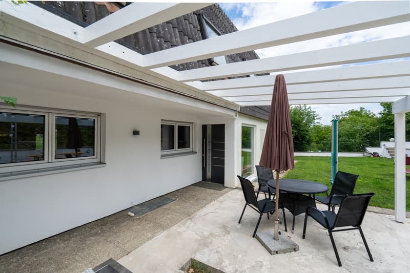 Terrasse Erdgeschoss mit Haupteingangstüre und Grundstück
