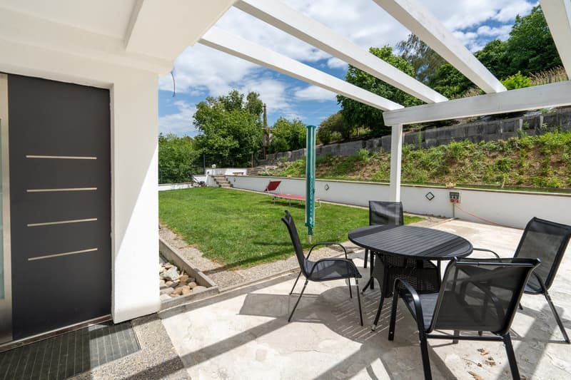 Terrasse und Grundstück "hinter" dem Haus grenzend an die Natur