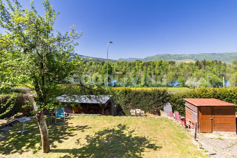 Sunny garden idyll with a view of the green (2)
