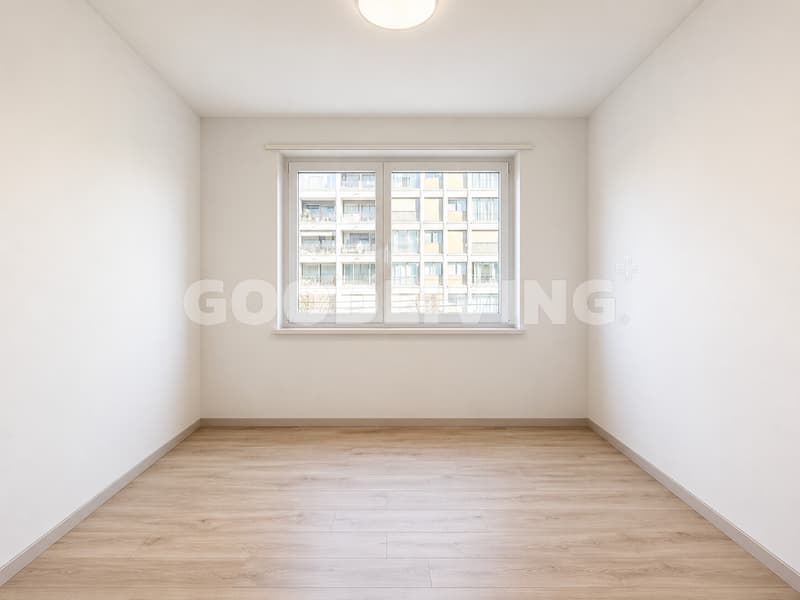 Grosses und helles Schlafzimmer