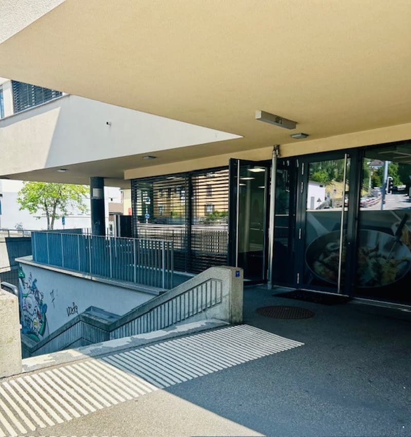 Spazio commerciale moderno ampliato con possibilità di utilizzo versatile (12)
