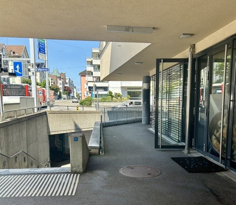 Spazio commerciale moderno ampliato con possibilità di utilizzo versatile (1)