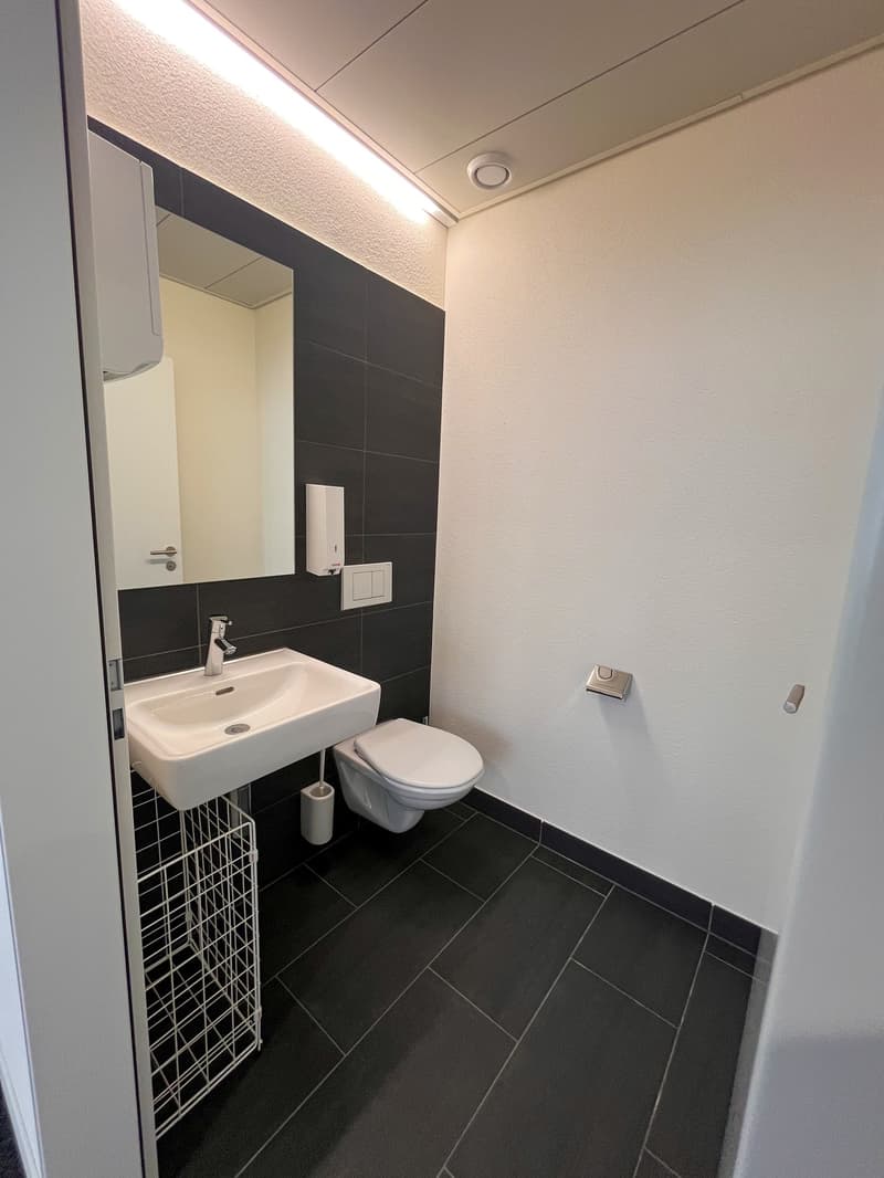 Working with perspective – High-quality office space on two floors (10)
