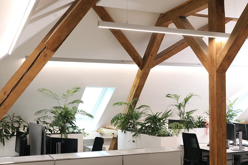 Espace de bureau représentatif avec ambiance loft et équipement moderne (3)